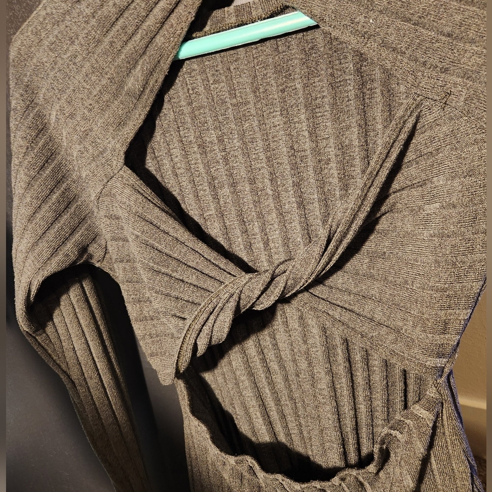 Venus ribbed sweater w/back cutouts.Size M. Greener than pics show. - Picture 4 of 7